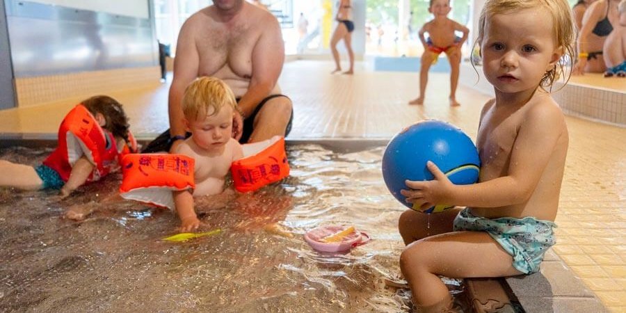 Kinder spielen im Indoor-Planschbecken