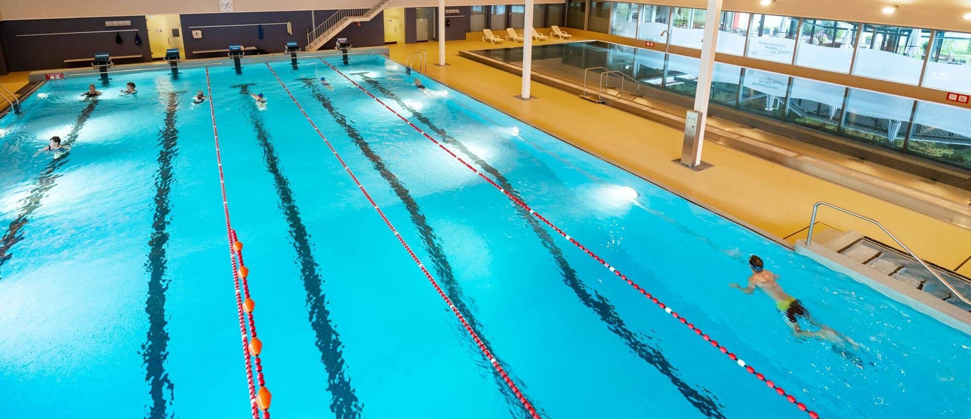 Sportbecken mit Bahnen im Innenbereich