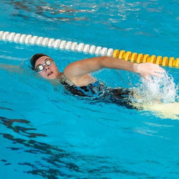 Schwimmerin geniesst das Ausdauertraining im Wasser