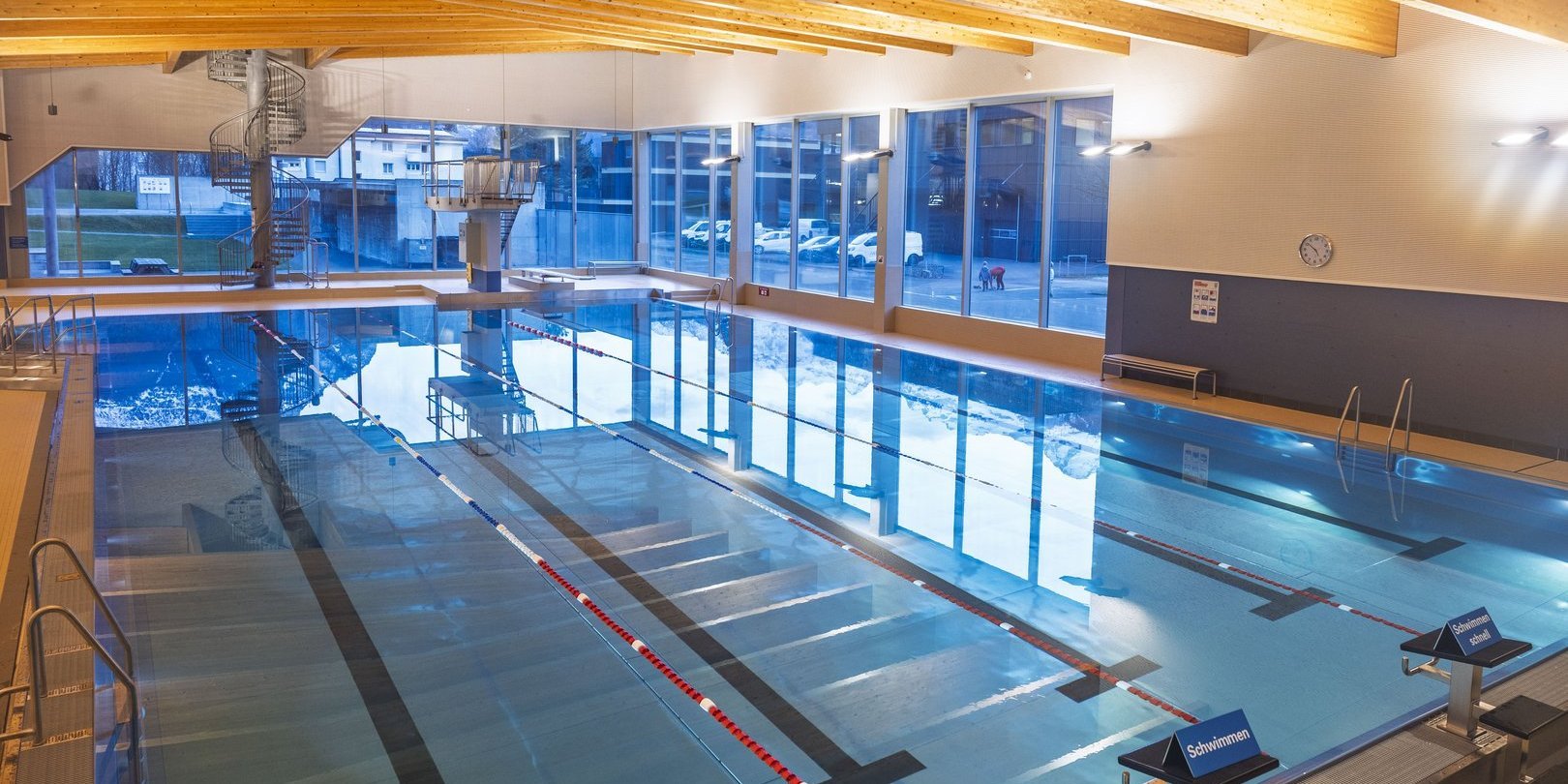 Spielbereich für Kinder im Hallenbad des Schwimmbads Altdorf Kinder spielen im Spielbereich des Sportbeckens