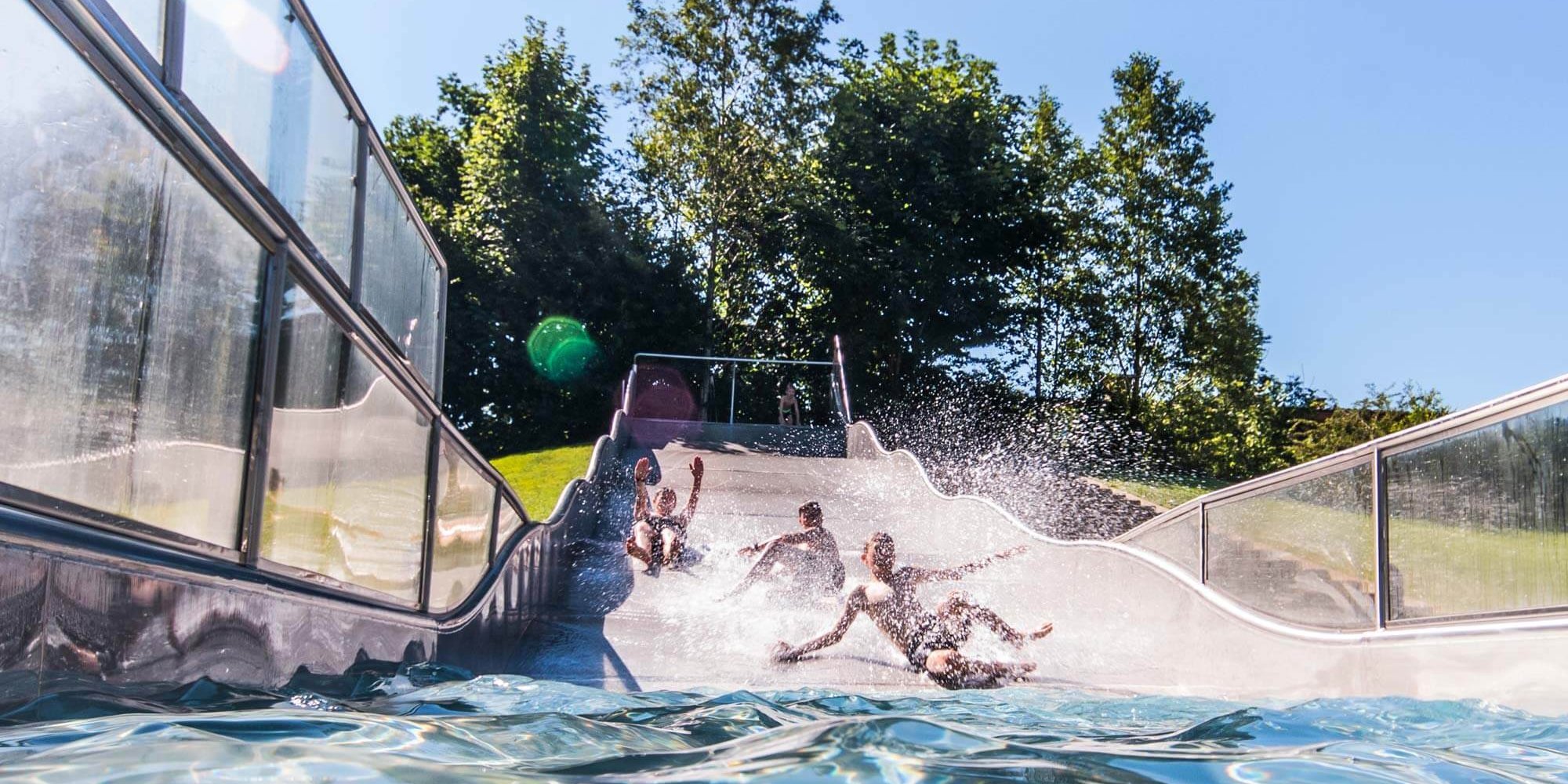 Breite Wasserrutsche im Aussenbereich