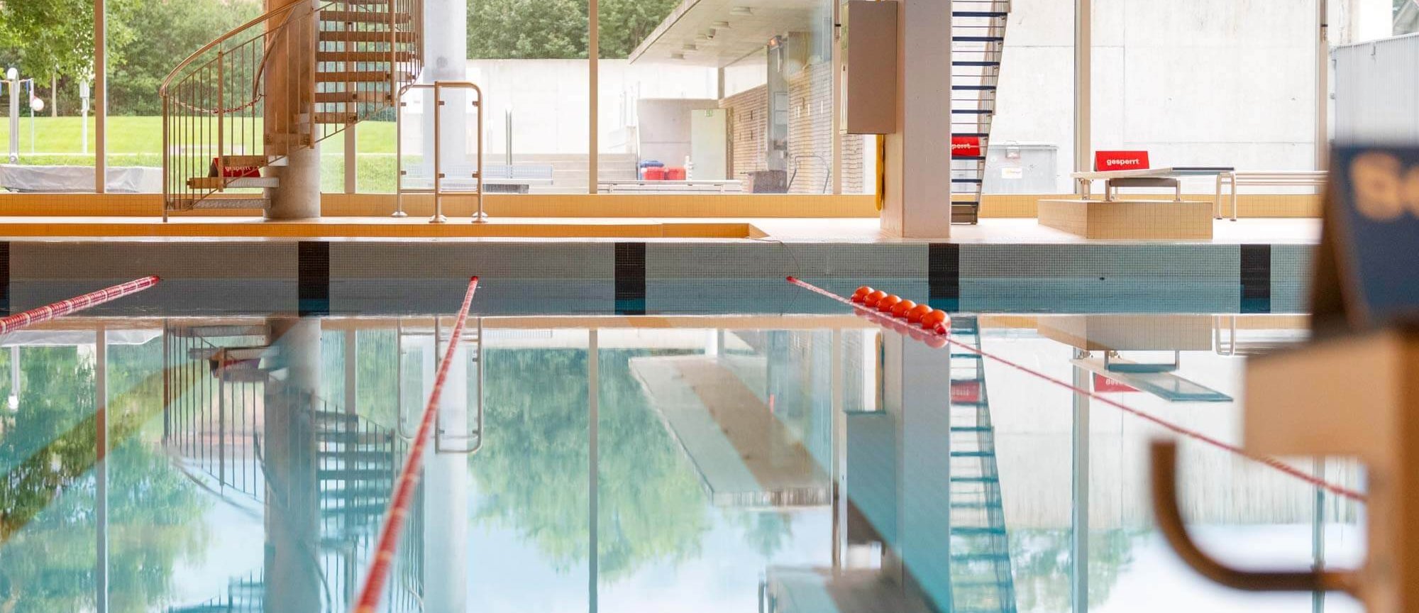 Sportbecken im Hallenbad mit Sicht auf Aussenbereich