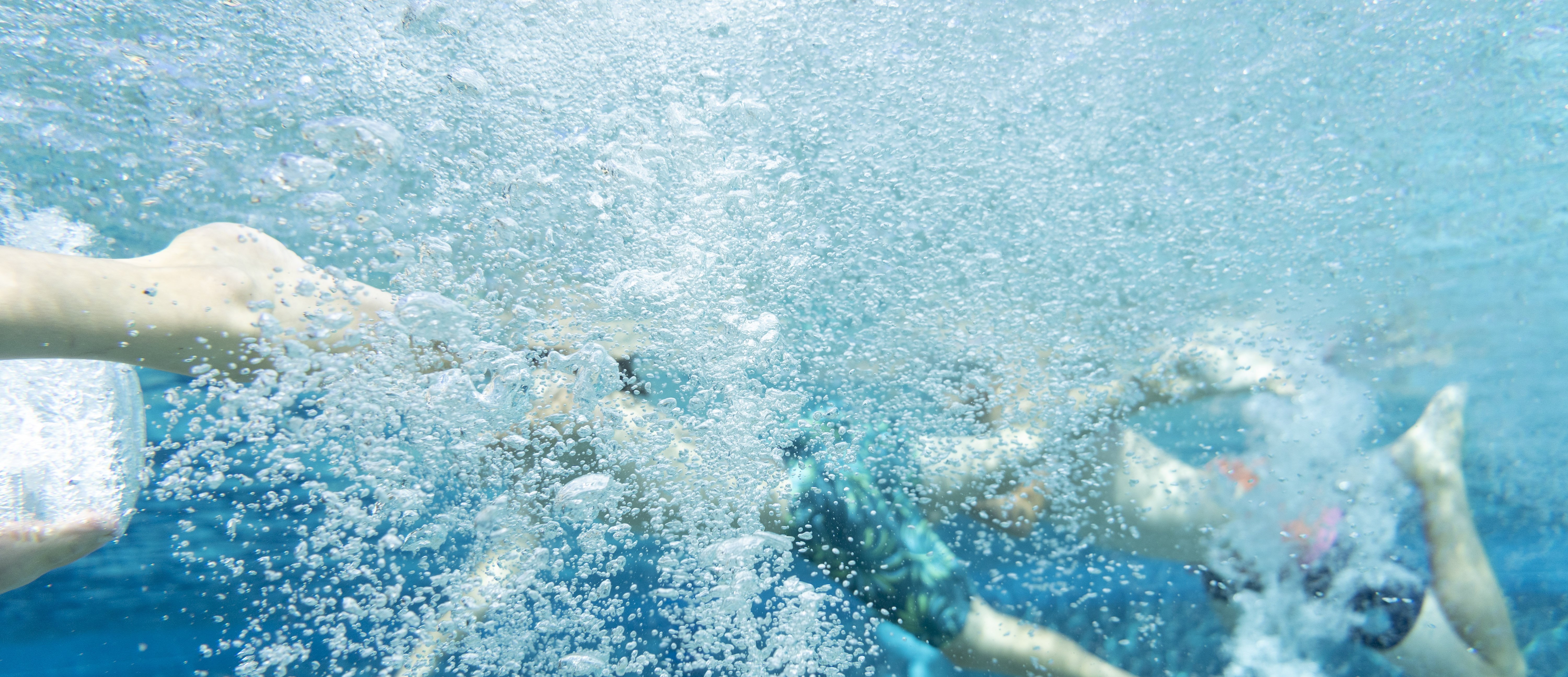 Personen schwimmen im Hallenbadbecken