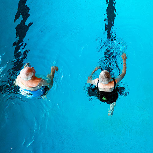 Personen nutzen das Kursangebot Aquajogging
